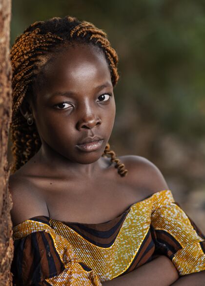 户外特写美丽的非洲女孩孩子非洲生活方式