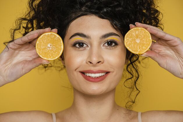 面部表情特写笑脸女人拿着柠檬片模特女人肖像