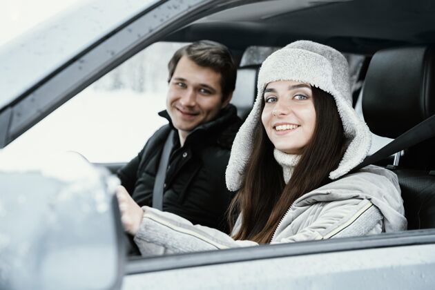 男人一对笑脸情侣在公路旅行时一起在车里摆姿势冒险水平逗留