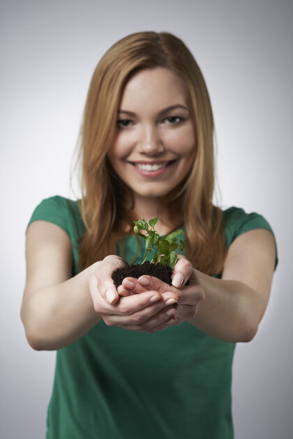 候选女人手里的小植物新生命园艺环保