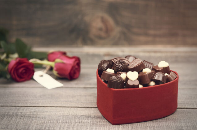 传统前景是巧克力盒情人节老式木板