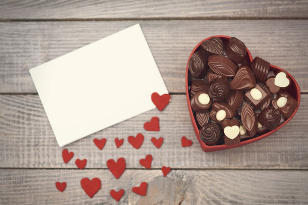 季节情人节的巧克力盒情人节卡片直接在上面构图
