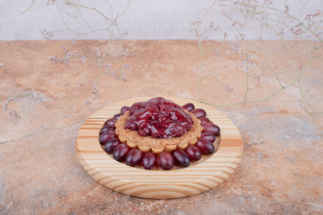 面包房红山茱萸和浆果旁边的塔塔莱特零食浆果水果