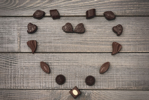 简单心形巧克力糖果组成组成心形小吃