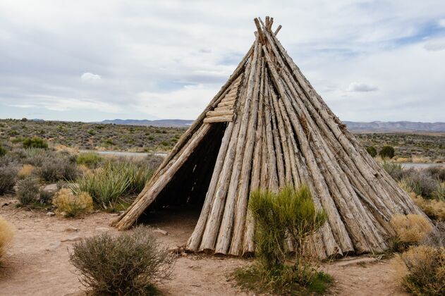 历史传统华拉派印第安人住宅的复制品美国沙漠云