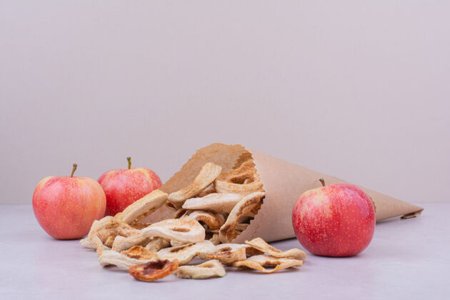 水果把干苹果片包在纸里生物蔬菜产品