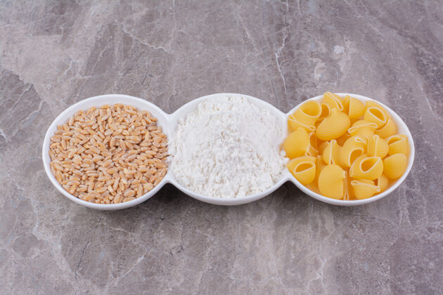 厨房意大利面 小麦和混合面粉在三个白色杯子里产品午餐配料