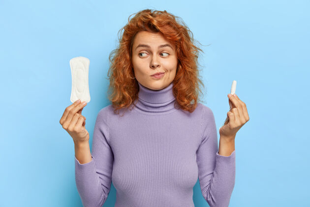 卫生棉条可疑女模特在两个卫生用品之间犹豫的室内镜头不安套头衫个人
