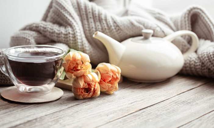 情人节节日家居静物与鲜花 一杯茶和一个茶壶在木制表面特写编织情人节茶