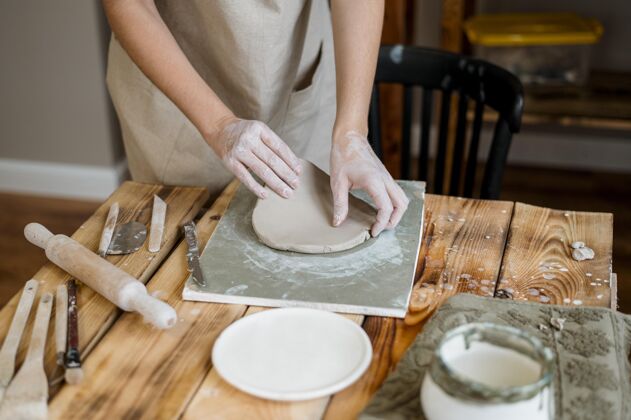 专业有创意的女人在她的工作室里做一个陶罐工匠陶器陶瓷