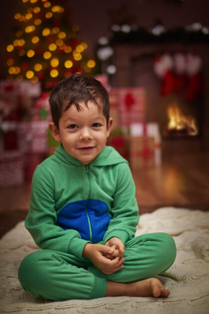 客厅圣诞风景中可爱男孩的画像等待夜晚魔术