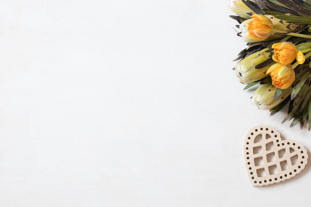 组成一束变形花和郁金香与木制装饰元素顶视图情人节礼物的概念花卉花束节日