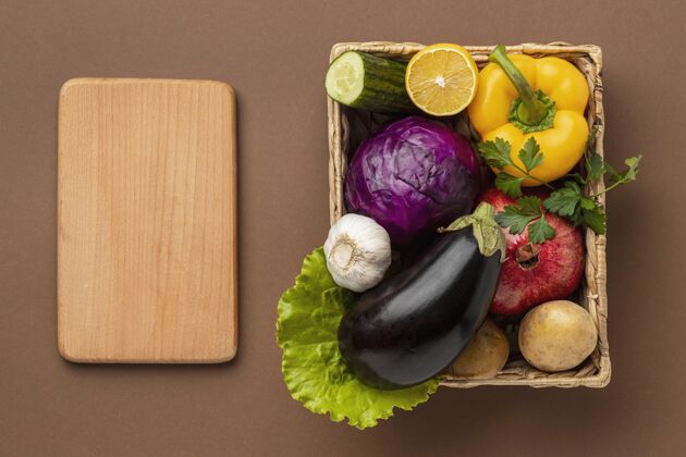 卷心菜用砧板平放一篮子新鲜蔬菜新鲜篮子顶视图