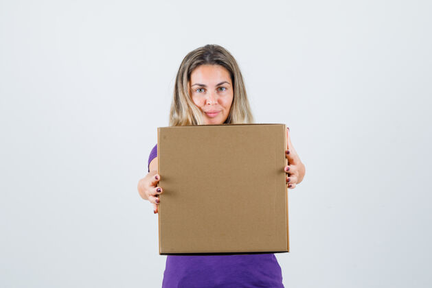 纸板金发女郎展示紫罗兰色t恤的纸板箱前视图年轻紫罗兰盒子