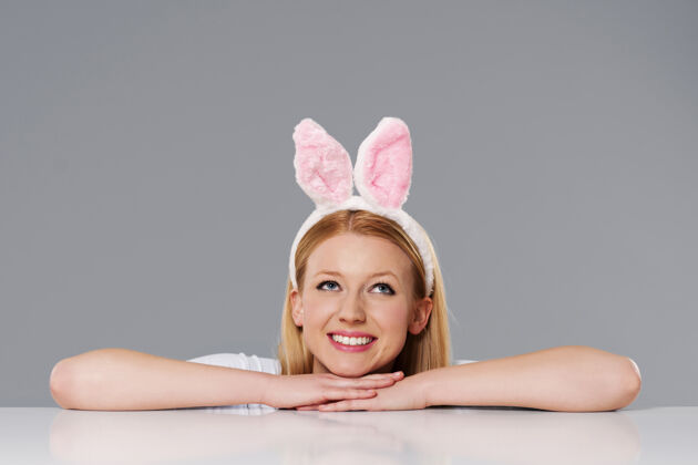 25岁梦见复活节兔女郎思考金发动物耳朵