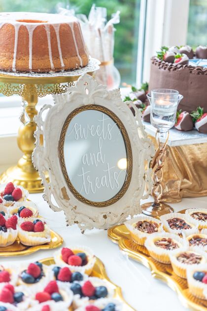 蛋糕一张甜点桌的垂直特写镜头 画面上写着“甜点和甜点”糕点书写可爱