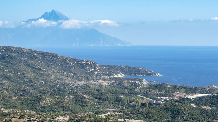海景爱琴海沿岸山峦葱茏 楼房近岸 高山峻岭直达希腊云端度假村沙欧罗巴
