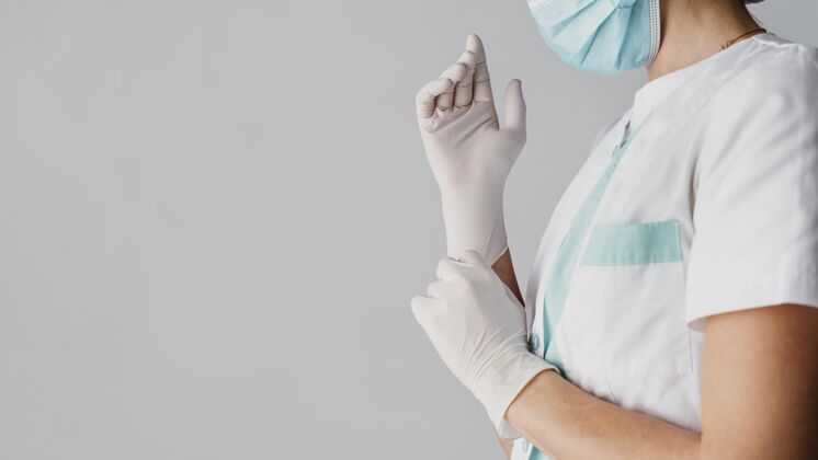 健康医生戴上带复印空间的手术手套大流行专业医疗