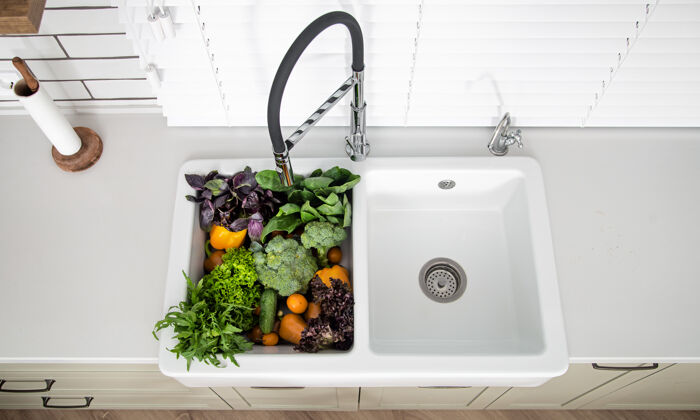 自然现代厨房的厨房水槽里摆放着各种各样的蔬菜生菜营养配料