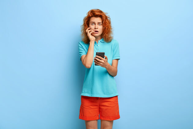 惊喜迷惑不解不悦的红发女子震惊得没有收到邮件确认 手持现代手机检查红发拼图