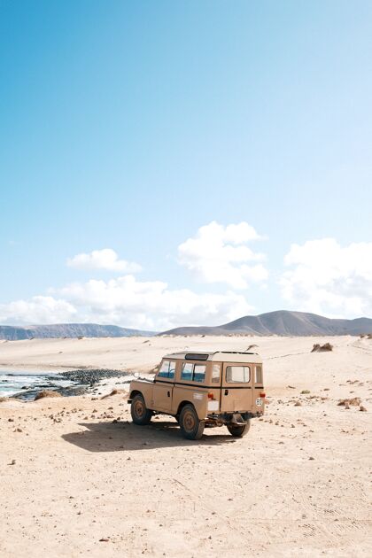 沙漠一辆越野车站在沙漠中的垂直镜头车辆单人阳光