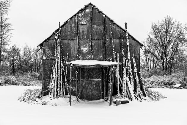 美国印第安人的长房子冬天被雪覆盖了古代建筑印第安人