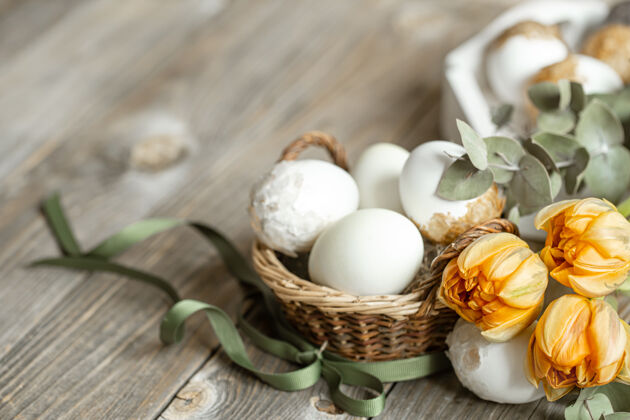 装饰复活节假期的节日组成与新鲜的春天鲜花和鸡蛋复活节装饰概念静物节日花瓶