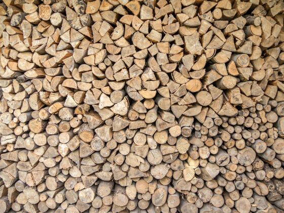 木柴头顶上拍摄的小木片切割堆叠在一起白色木头木头