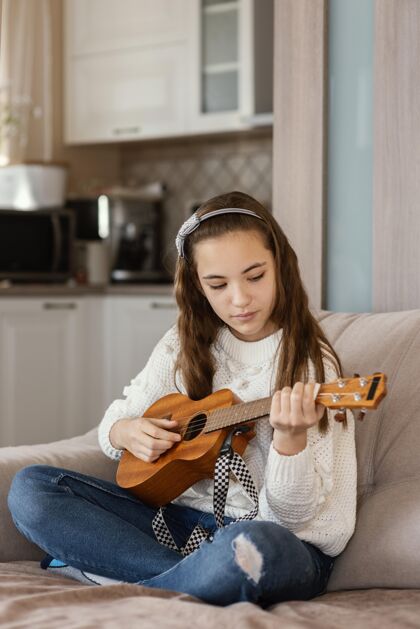 漂亮在家弹吉他的女孩吉他年轻室内
