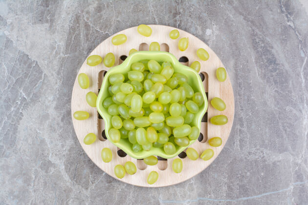 葡萄一碗青葡萄放在木片上水果绿色新鲜
