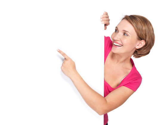 介绍快乐的女人用手指着隔离在白墙上的横幅广告年轻女人