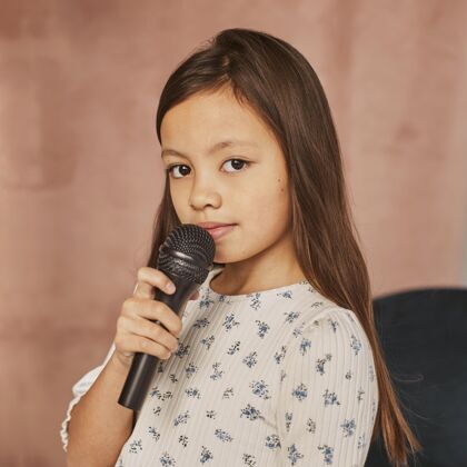 歌手小女孩在家用麦克风学唱歌学习艺术年轻人