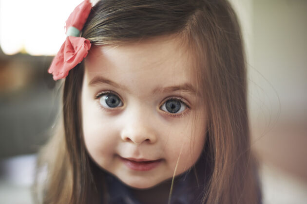 专注可爱的大眼睛小女孩的画像快乐孩子童年