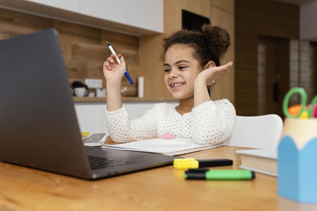 班级笑眯眯的小女孩在家上学期间上网网络孩子学校