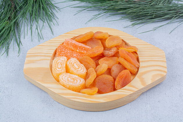 杏子木盘上的杏干和果酱干的美味糖果