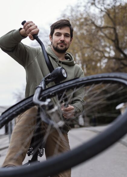 日光在公园里骑自行车的年轻人自行车城市体育