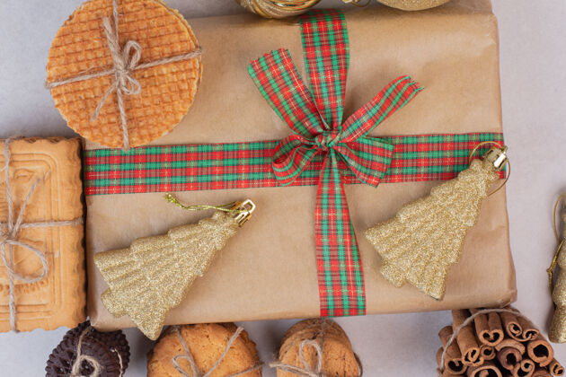 肉桂棒圣诞盒子里有饼干 华夫饼和肉桂条纸圣诞盒金色