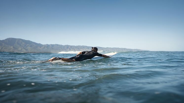 冒险冲浪者在水里游泳好极了夏威夷海滩夏季