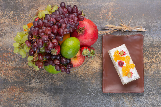 蛋糕甜甜的水果放在玻璃盘子里 蛋糕放在深色盘子里石榴水果草莓