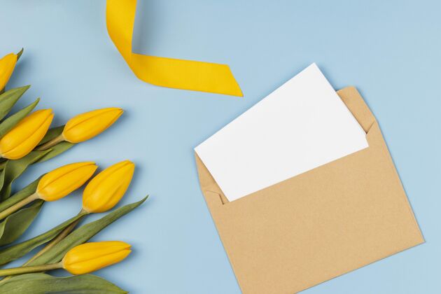 美丽黄色郁金香 信封里有空白卡片组成开花卡片