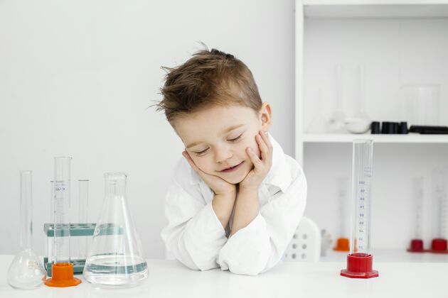 化学笑脸小子科学家在实验室用试管学习科学知识实验青年