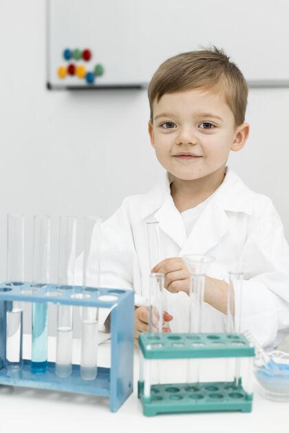 科学带着试管和实验服的年轻科学家的正面图科学孩子男孩
