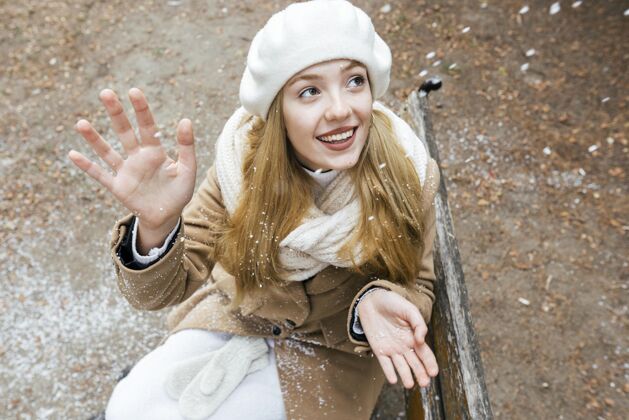 冬天坐在公园长凳上看降雪的女人冒险户外水平
