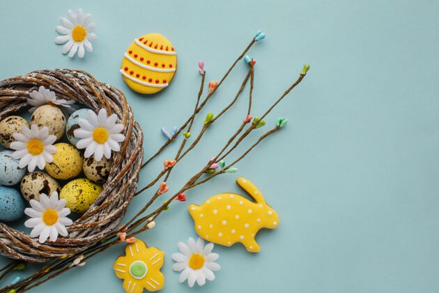 节日把复活节彩蛋平放在装有洋甘菊花的篮子里静物纪念平铺