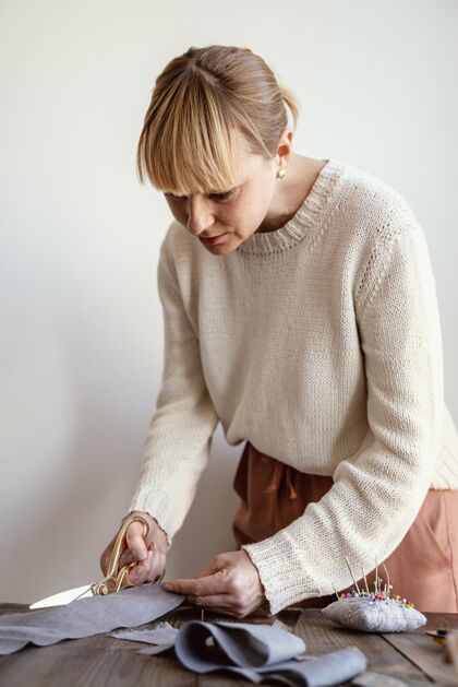手工制作女人剪布料的侧视图布料缝纫工业