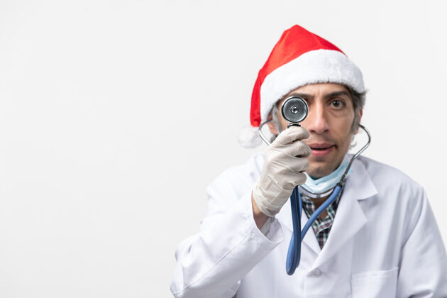 圣诞节男医生用听诊器对白色病毒情有独钟制服男医生护士