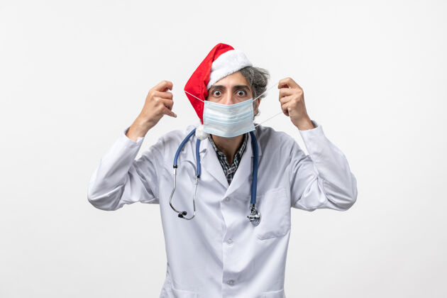 男医生正面图男医生戴着口罩在白墙上过年圣诞节护士服装