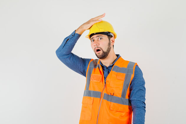 建筑年轻的建筑工人手挽手 头戴衬衫杂工工厂设备