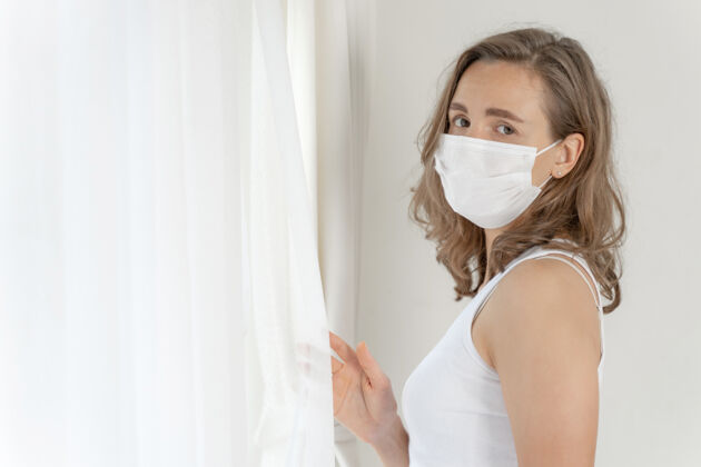 疾病在检疫室戴口罩以防因冠状病毒covid-19引起头痛和咳嗽痛苦女性14