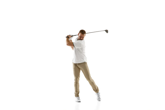 投篮身穿白色球衣的高尔夫球员在白色墙壁上独立挥杆 有文字空间专业球员用明亮的情绪和面部表情练习运动理念高尔夫推杆球场
